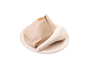 Nasi Lemak denilen Malay geleneksel mutfağı sarılmış bir sarılmış kağıt ile.