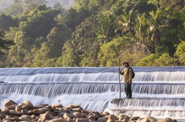 Hiking. Maceracı adam bir sırt çantası ve bir şapka ayakta bir w