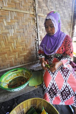 Lombok, Endonezya-Haziran 10,2015: Belirsiz yerel kadın prepari