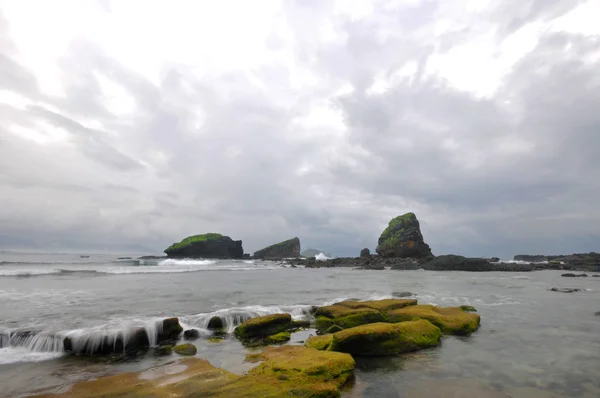 Salida del sol en la playa rocosa . — Foto de Stock