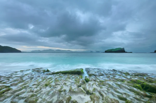 Alba sulla spiaggia rocciosa . — Foto Stock