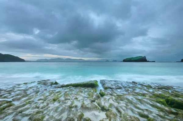 Salida del sol en la playa rocosa . — Foto de Stock