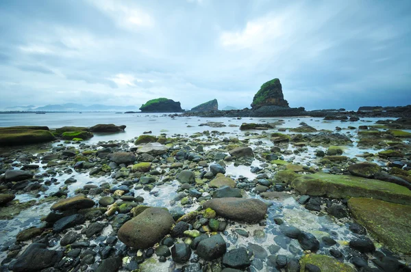 Salida del sol en la playa rocosa . — Foto de Stock