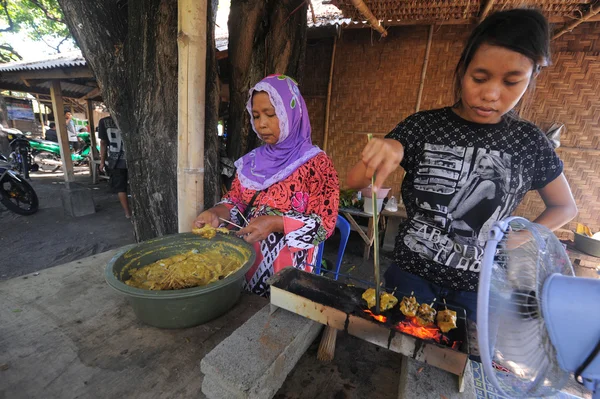Lombok, Indonézia-június 10,2015: Azonosítatlan helyi nő prepari — Stock Fotó