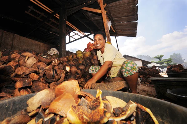 Lombok, Indonézia-június 10,2015: Azonosítatlan helyi nő peeling — Stock Fotó