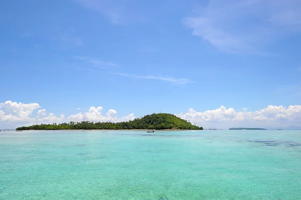 Landschap van eilanden op Semporna, Sabah, Borneo, Maleisië — Stockfoto