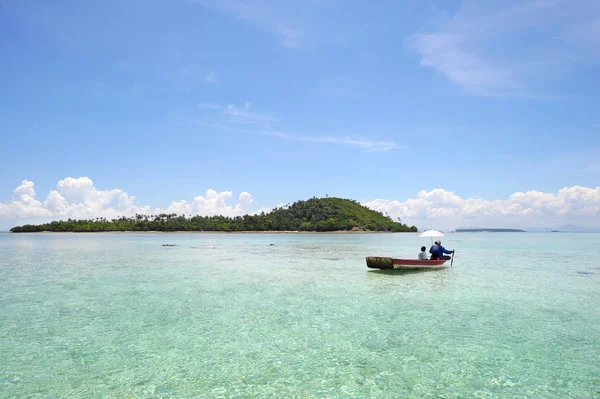 SEMPORNA, MALÁSIA- MARÇO 6, 2015: Mulher bajau não identificada com seu filho em um barco em Semporna, Malásia. Bajau às vezes têm sido chamados de "ciganos do mar" ou "Nômades do Mar". " — Fotografia de Stock