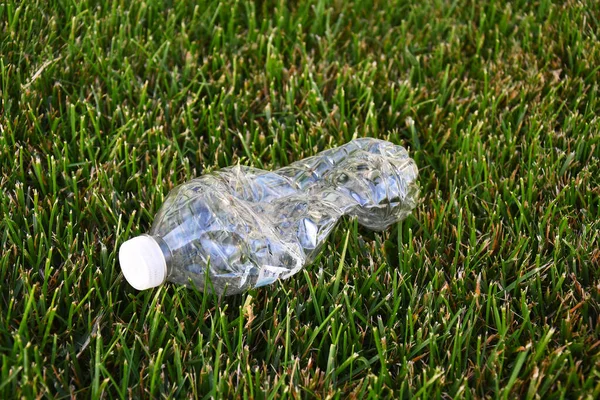 Een Afbeelding Van Een Lege Plastic Drinkfles Achtergelaten Als Afval — Stockfoto