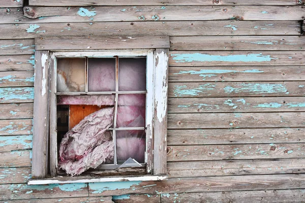 Una Imagen Una Vieja Ventana Rota Con Pintura Pelada Edificio — Foto de Stock