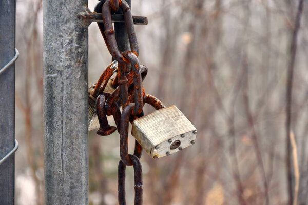 Крупный план замка на старой ржавой цепи. 