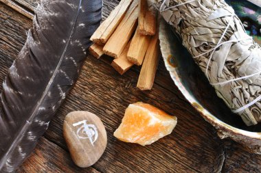 İyileştirici kristaller, kutsal tüy ve Reiki sembollü beyaz adaçayı lekesi görüntüsü..