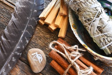 İyileştirici kristaller, kutsal tüy ve Reiki sembollü beyaz adaçayı lekesi görüntüsü..
