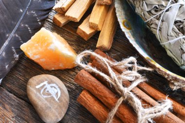 İyileştirici kristaller, kutsal tüy ve Reiki sembollü beyaz adaçayı lekesi görüntüsü..