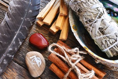 Beyaz adaçayı ve palo santo çubukları ile iyileştiren kırmızı bir Jasper 'ın yakın plan görüntüsü.. 