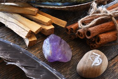 İyileştirici kristaller, kutsal tüy ve Reiki sembollü beyaz adaçayı lekesi görüntüsü..
