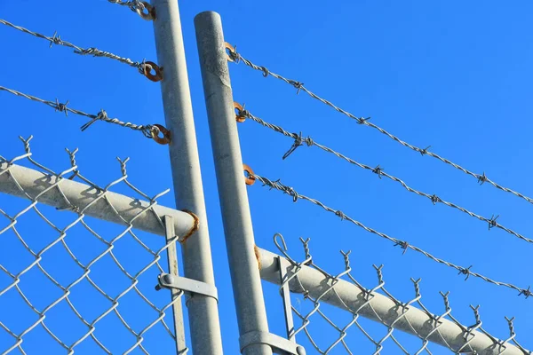 Ein Abstraktes Bild Eines Hohen Industriezauns Mit Stacheldraht Vor Strahlend — Stockfoto