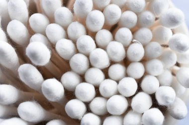 Beyaz pamuklu çubukların üst görünümü. 