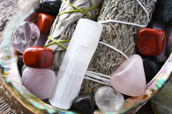 Close Image Two White Sage Bundles Several Healing Crystals Abalone — Stock Photo, Image