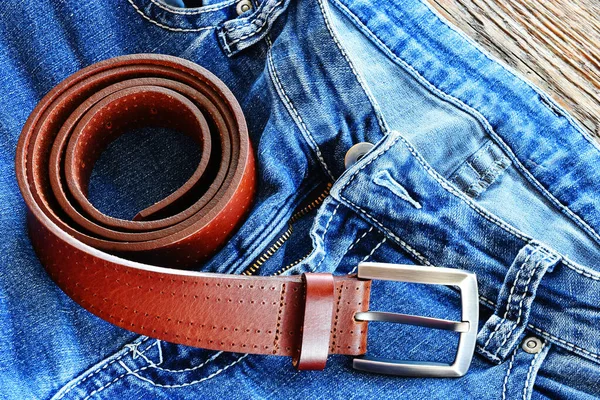 Nahaufnahme Eines Alten Rotbraunen Ledergürtels Und Einer Verblassten Blauen Jeans — Stockfoto
