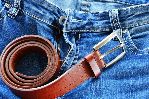 Nahaufnahme Eines Alten Rotbraunen Ledergürtels Und Einer Verblassten Blauen Jeans — Stockfoto