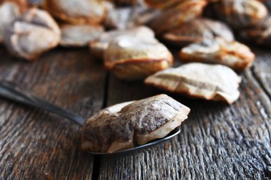 Bir kaşık üzerinde dinlenen ıslak çay poşetinin yakın plan görüntüsü.. 