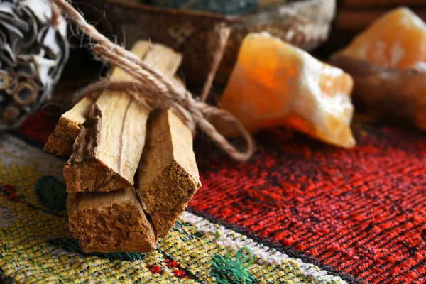 Una Imagen Cerca Varias Piezas Madera Santa Atadas Paquete Con —  Fotos de Stock