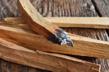 Yakından bakınca kutsal ahşap leke yığınının tepesinde yanmış bir odun parçası görünüyor.. 