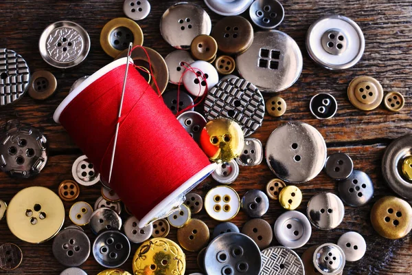 Eine Spule Aus Rotem Faden Mit Mehreren Vintage Knöpfen Auf — Stockfoto