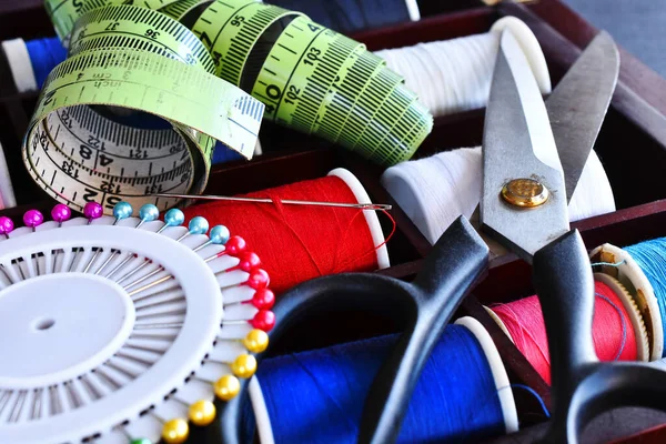 Nahaufnahme Des Inhalts Eines Alten Hölzernen Nähkästchens — Stockfoto