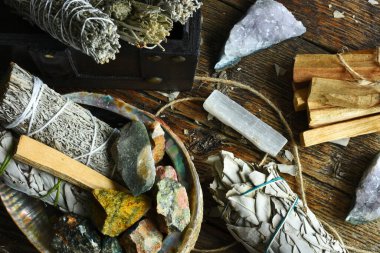 Deniz kulağı kabuğundaki selenit ve iyileştirici kristallerle birkaç farklı leke demetinin yakın plan görüntüsü.. 