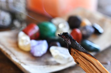 Yanan tütsü çubuğu ve iyileştirici kristallerin yakın plan görüntüsü.. 