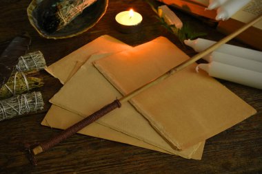 Mumlar, adaçayı, değnek ve selenit içeren birkaç boş sayfa resmi.. 