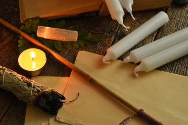 Mumlar, adaçayı, değnek ve selenit içeren birkaç boş sayfa resmi.. 