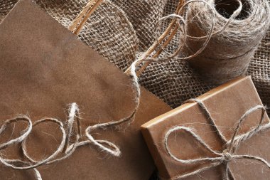 Koyu ahşap bir masanın üstüne sarılı eski tarz bir paket.. 