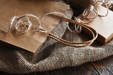 Koyu ahşap bir masanın üstüne sarılı eski tarz bir paket.. 