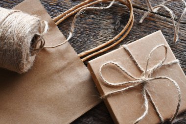 Koyu ahşap bir masanın üstüne sarılı eski tarz bir paket.. 