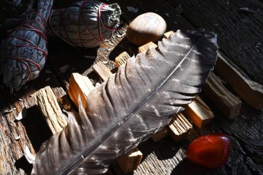 Kutsal ahşap, kırmızı Jasper ve Reiki şifa sembolünün yakın plan görüntüsü.. 