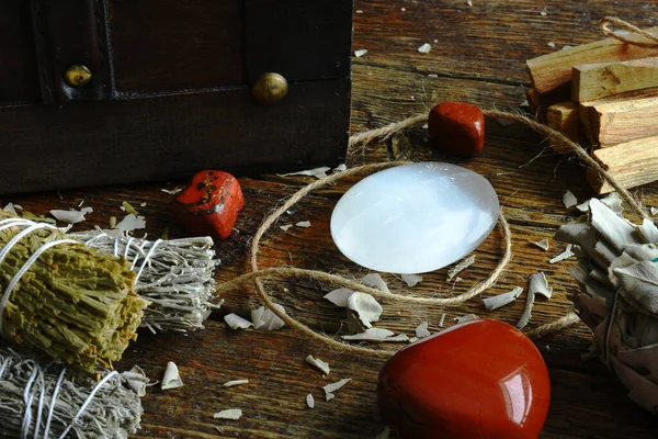 Una Imagen Cerca Manojos Salvia Blanca Con Selenita Cristales Jaspe —  Fotos de Stock