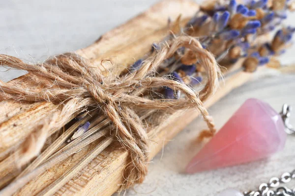 Eine Nahaufnahme Von Weihrauchholz Mit Getrocknetem Lavendel Und Rosenquarzpendel — Stockfoto