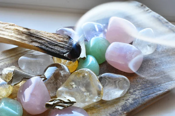 Una Imagen Cerca Quema Incienso Madera Con Pequeños Cristales Curativos — Foto de Stock