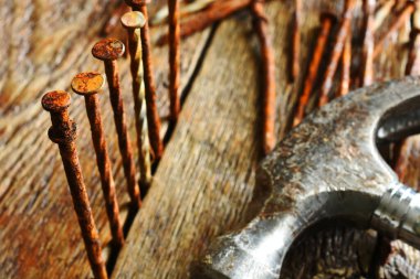 Eski paslı çiviler ve eski inşaat çekicinin yakın plan görüntüsü.. 