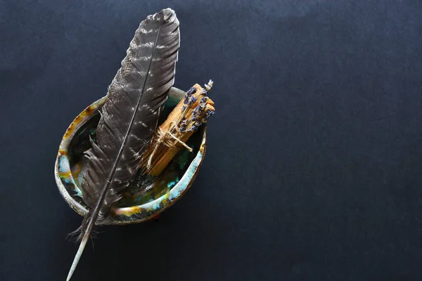 Una Imagen Vista Superior Una Mancha Sanadora Una Pluma Sagrada —  Fotos de Stock