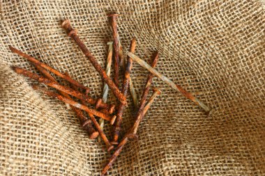 Çuval bezinde çok eski ve paslı marangozluk çivilerinin yakın plan görüntüsü.. 