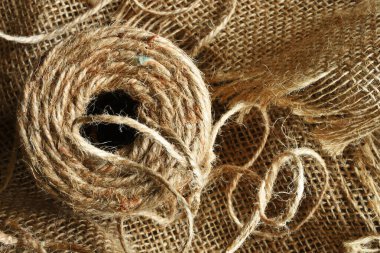 Çuval bezi kumaş üzerindeki bej renk çuval bezi ipliklerinin yakın plan görüntüsü. 