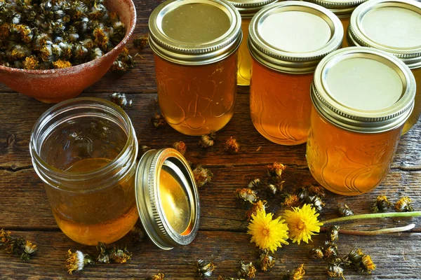 Immagine Ravvicinata Vasi Sciroppo Tarassaco Fatto Casa Con Fiori Tarassaco — Foto Stock