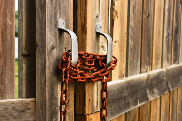 Una Imagen Una Vieja Cadena Oxidada Envuelta Forma Segura Través — Foto de Stock