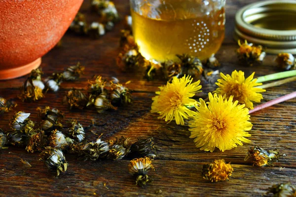 Close Image Jar Home Made Dandelion Syrup Both Fresh Dried — Stock Photo, Image