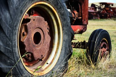 Eski model bir traktörün eski, yıpranmış lastik lastiğinin görüntüsü.. 
