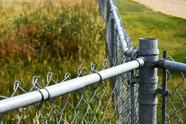 Nahaufnahme Eines Metallgitterzaunes Einem Öffentlichen Park — Stockfoto