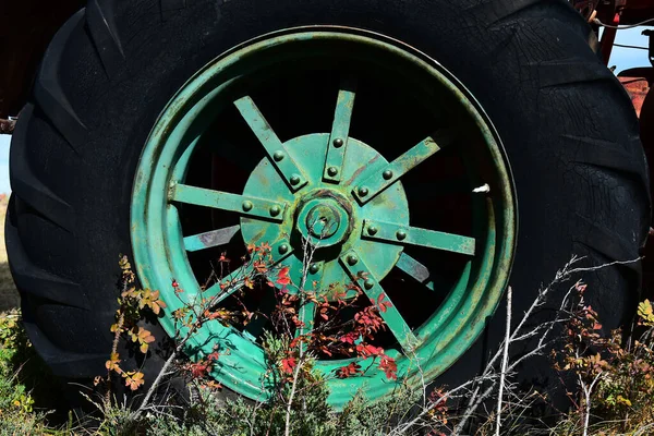 ヴィンテージファームトラクター上の古い風化したゴムタイヤのイメージ — ストック写真